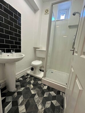 Shower, hair dryer, shampoo - Central Colwyn Bay 2nd Floor 1 bedroom Flat 3 (Colwyn Bay)