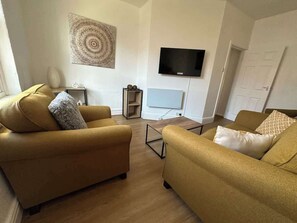 TV, offices - Central Colwyn Bay 2nd Floor 1 bedroom Flat 3 (Colwyn Bay)