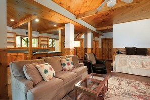 3 bedrooms, desk, iron/ironing board, free WiFi - Hudson Valley Private Retreat with 3 bedrooms, 2 living spaces, and a pond. (Hillsdale)