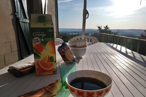 Outdoor dining - Gîte "Le Salon" with Panoramic View, Private Garden and Balcony (Branceilles)