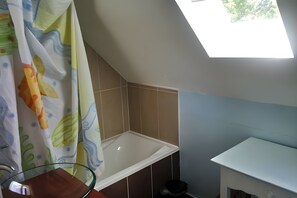 Bathroom - Gîte "Le Salon" with Panoramic View, Private Garden and Balcony (Branceilles)