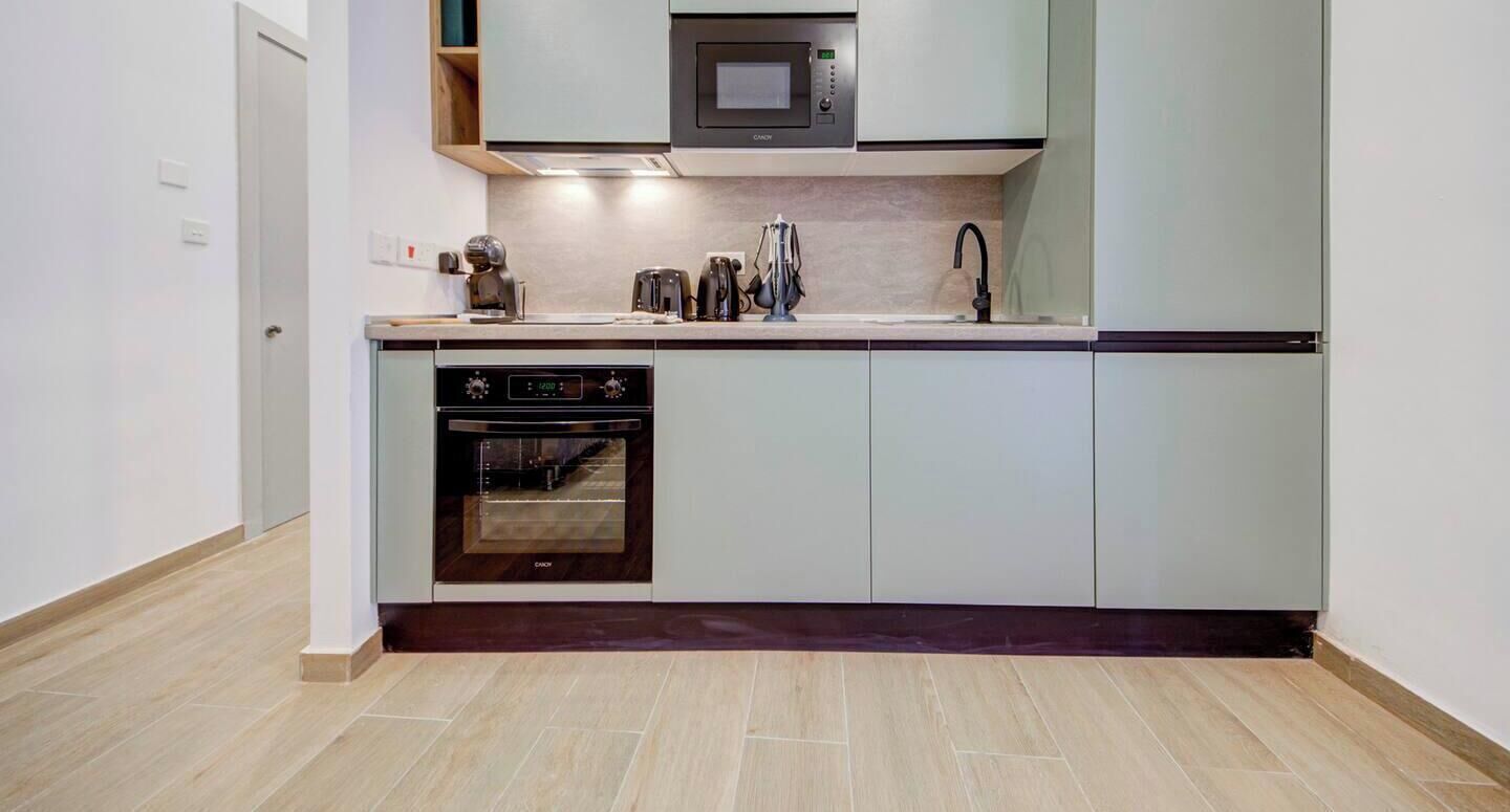 Coffee/tea maker, fridge, microwave, oven