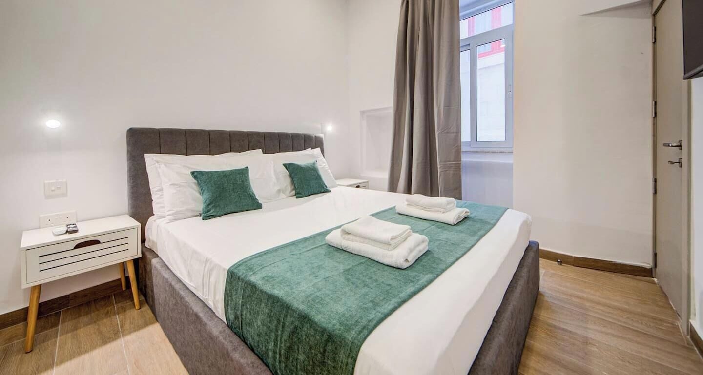 Tabla de planchar con plancha, wifi, ropa de cama