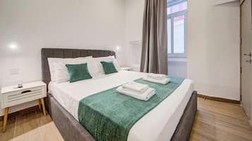 Tabla de planchar con plancha, wifi y ropa de cama