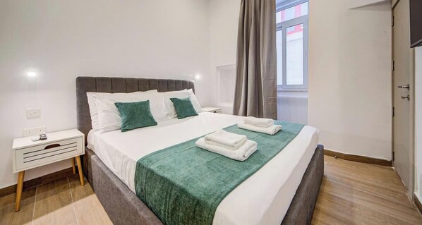 Iron/ironing board, WiFi, bed sheets - Warm 1BR Retreat with Balcony Charm (Cospicua)
