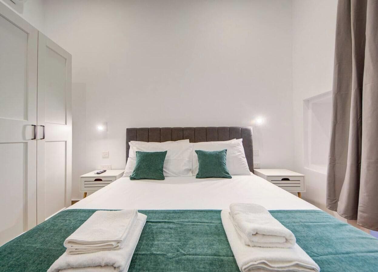 Tabla de planchar con plancha, wifi y ropa de cama 