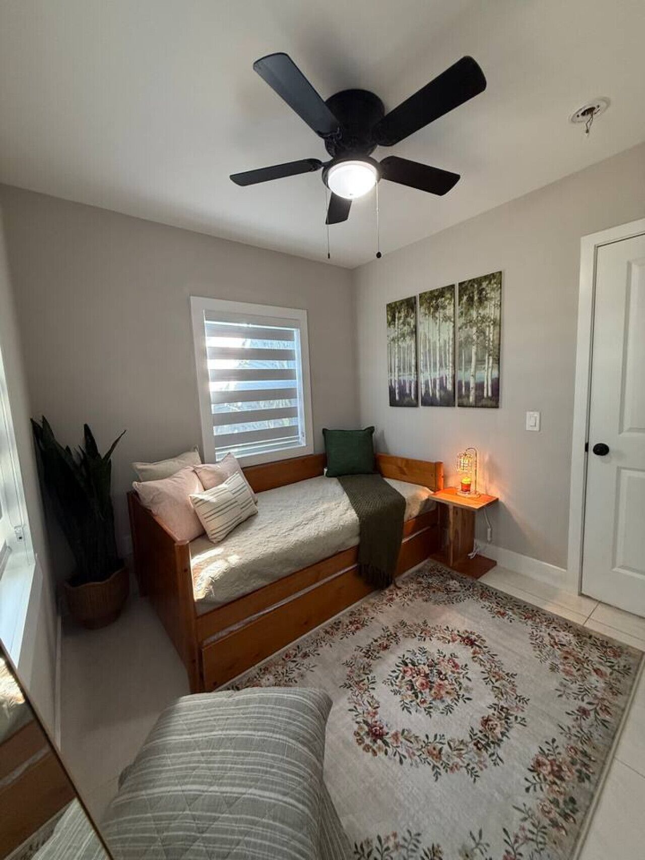 Desk, iron/ironing board, WiFi, bed sheets