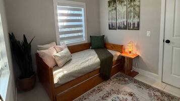 Desk, iron/ironing board, WiFi, bed sheets