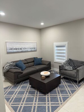 TV - Cozy Palm Retreat 2BR Home • Near Beaches (Lake Worth Beach)