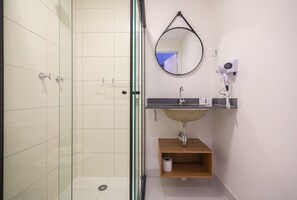 Standard Studio | Bathroom | Shower, free toiletries, towels, soap - 360 Zip Brooklin (São Paulo)