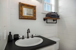 Bathroom - Row Home - Standard Cabin F (Dripping Springs)