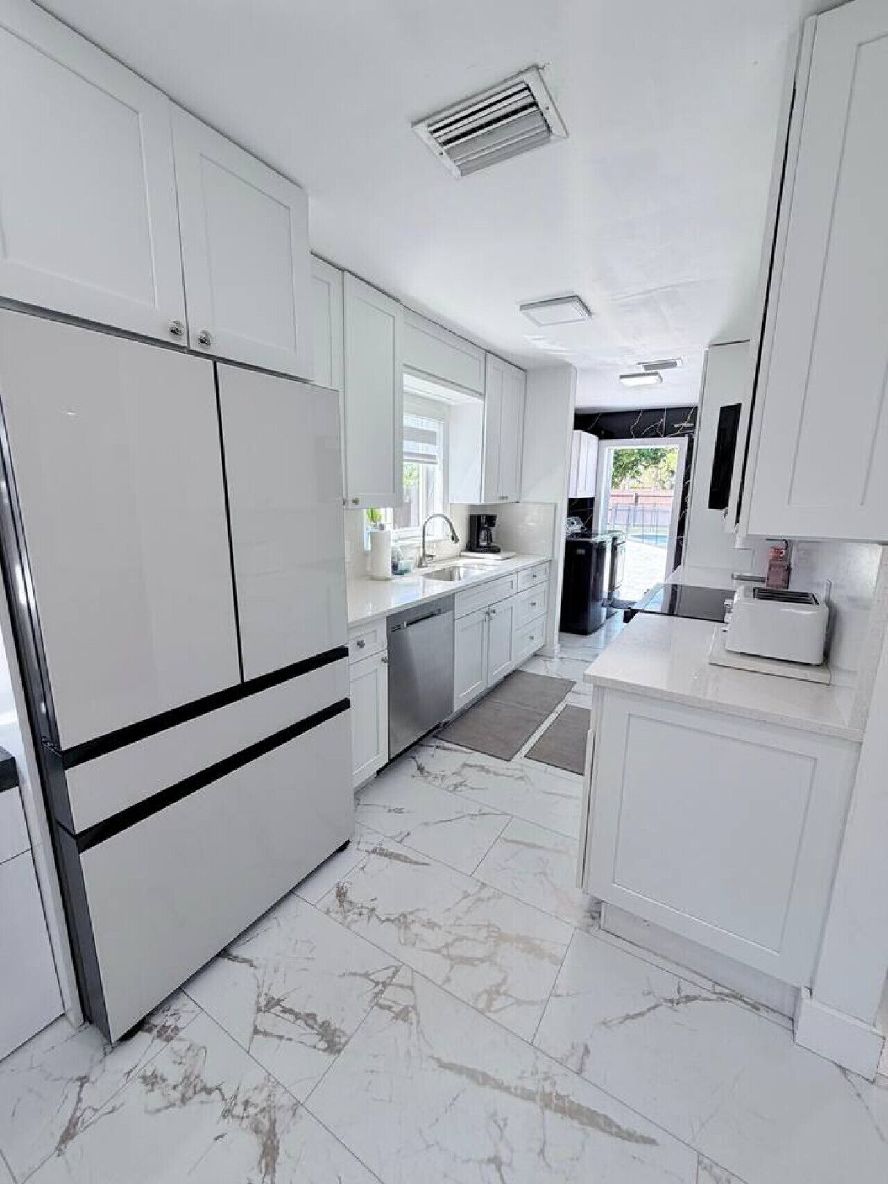 Refrigerador, microondas, horno, placa de cocina