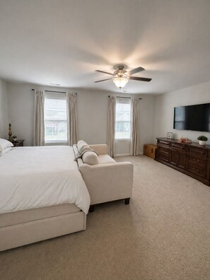 5 bedrooms, iron/ironing board, free WiFi, bed sheets - Spacious 5-bedroom house in lovely Castle Hayne, minutes to wrightsville beach (Castle Hayne)