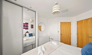 2 bedrooms, iron/ironing board, WiFi, bed sheets - East India Dock Road, London (Greater London)