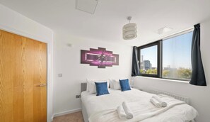2 bedrooms, iron/ironing board, WiFi, bed sheets - East India Dock Road, London (Greater London)