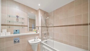 Shower, hair dryer, shampoo - East India Dock Road, London (Greater London)