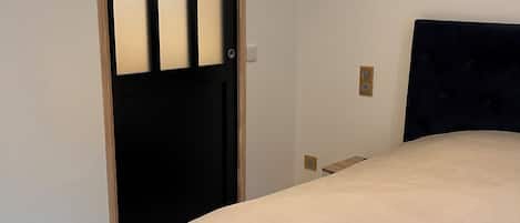 1 habitación, tabla de planchar con plancha, wifi y ropa de cama