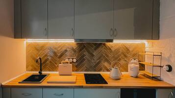 Frigorífico y placa de cocina