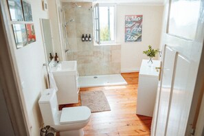 Shower, hair dryer, towels, soap - Le Beau Pierre - Family home with swimming pool (Mauvezin-sur-Gupie)
