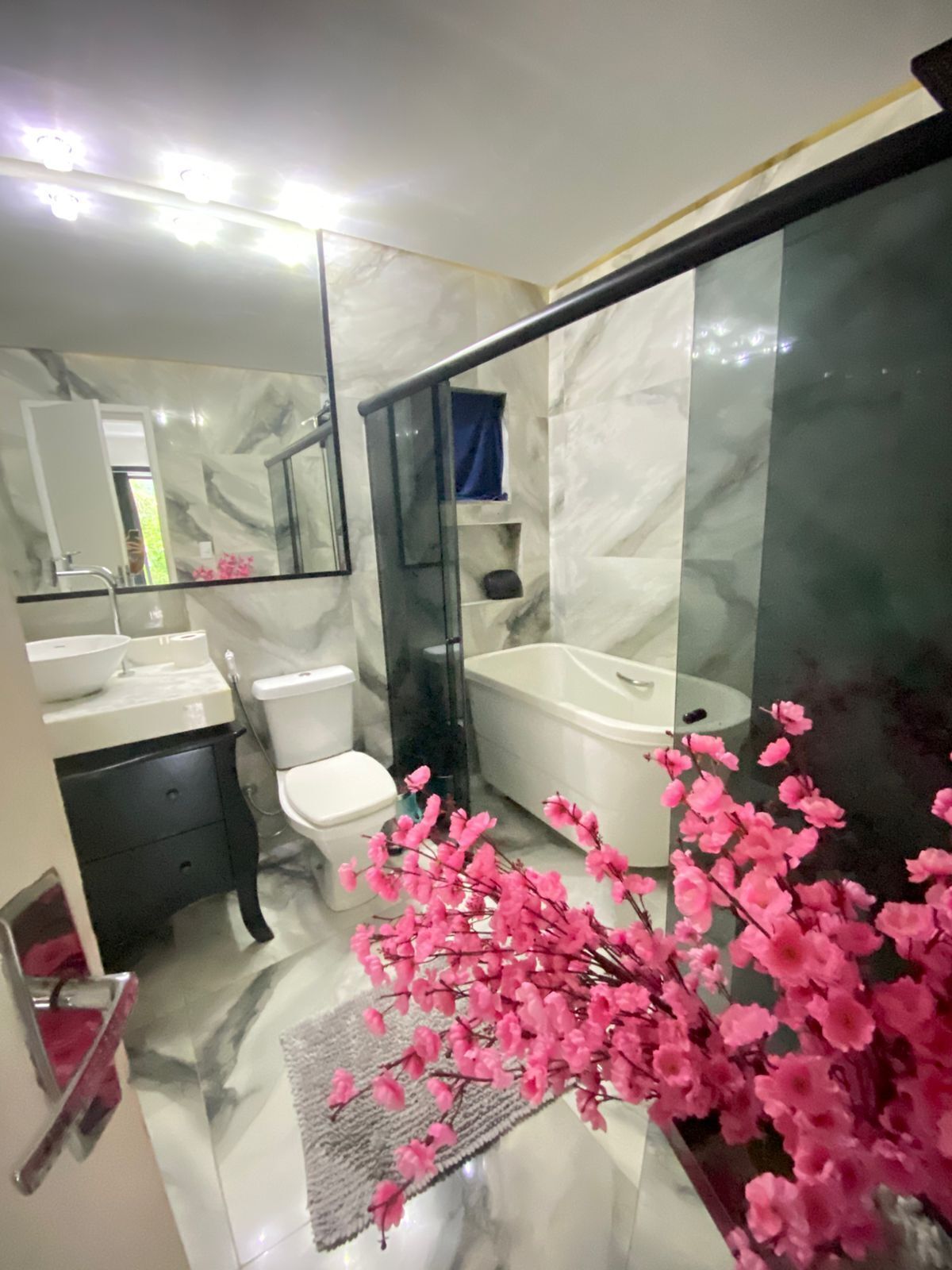 Bruser, hårtørrer, bidet, håndklæder