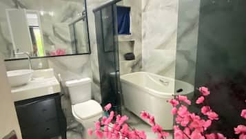 Bruser, hårtørrer, bidet, håndklæder