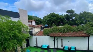 Una piscina con sillones de descanso y un césped.