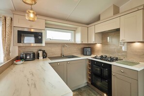 Microwave, oven, dishwasher, electric kettle - Host & Stay | Stag Lodge (Pickering)