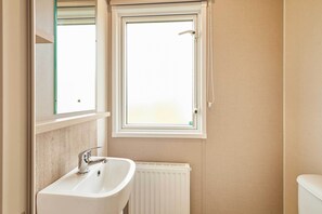 Shower, hair dryer, towels, shampoo - Host & Stay | Stag Lodge (Pickering)