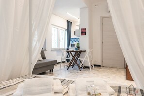 1 bedroom, desk - [Heart of Genova A] De Ferrari 3 min • A/C • WiFi (Genova)