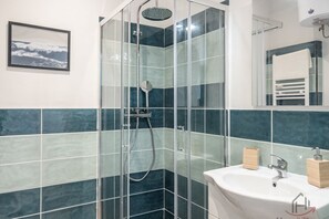 Shower, bidet, towels, toilet paper - [Heart of Genova A] De Ferrari 3 min • A/C • WiFi (Genova)