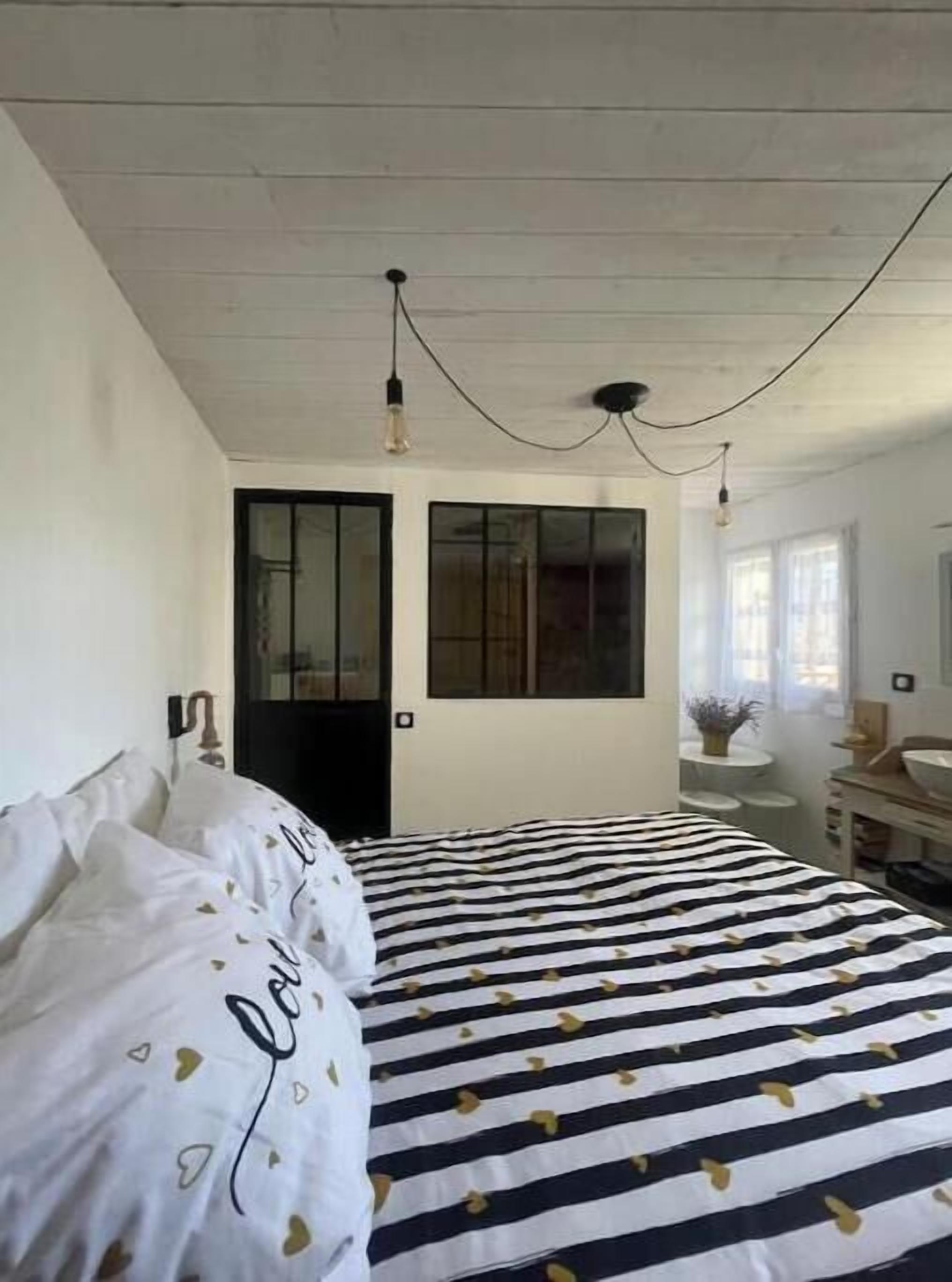 1 dormitorio, caja fuerte, wifi gratis y ropa de cama