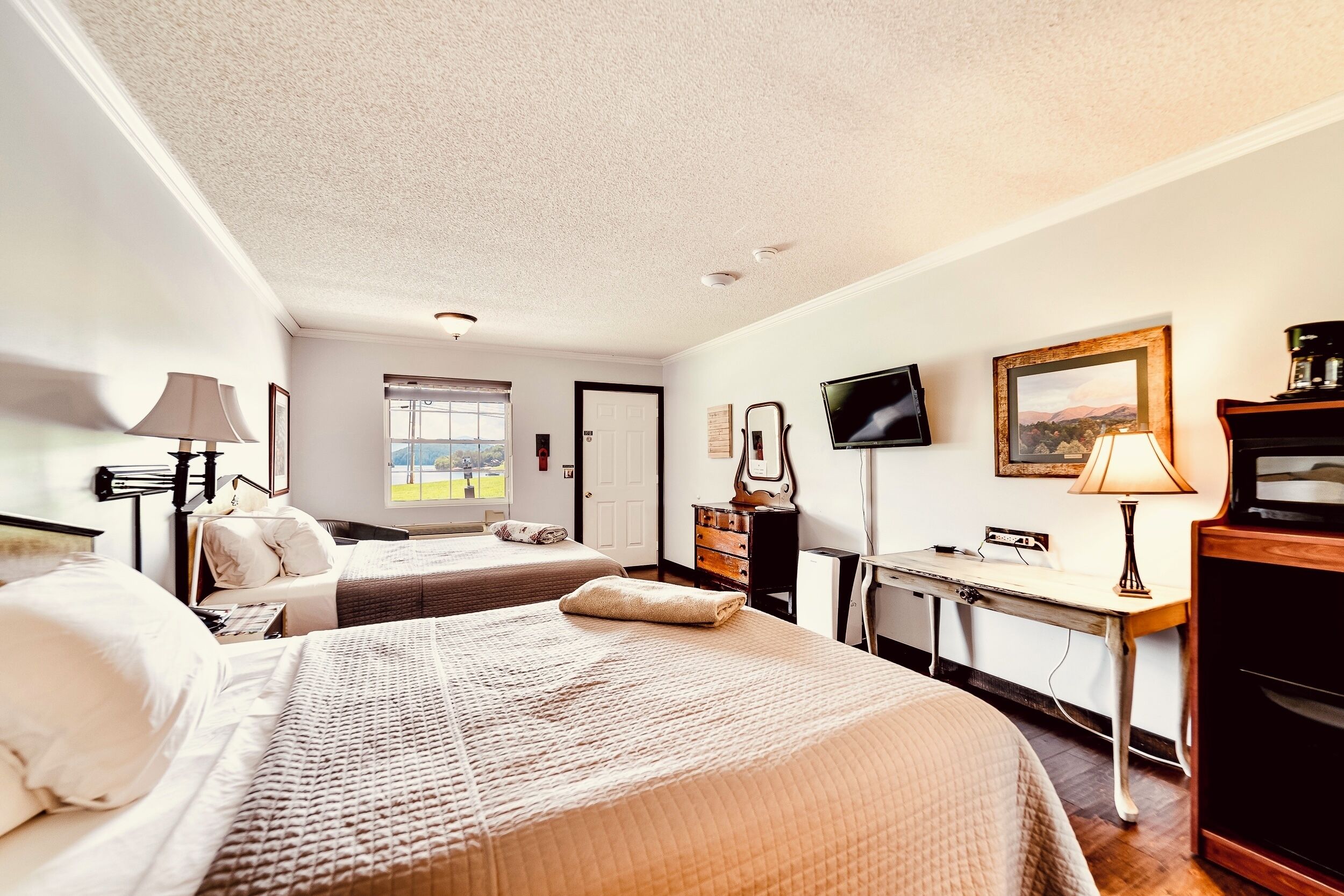 Classic Room, 2 Queen Beds, Non Smoking, Pets allowed