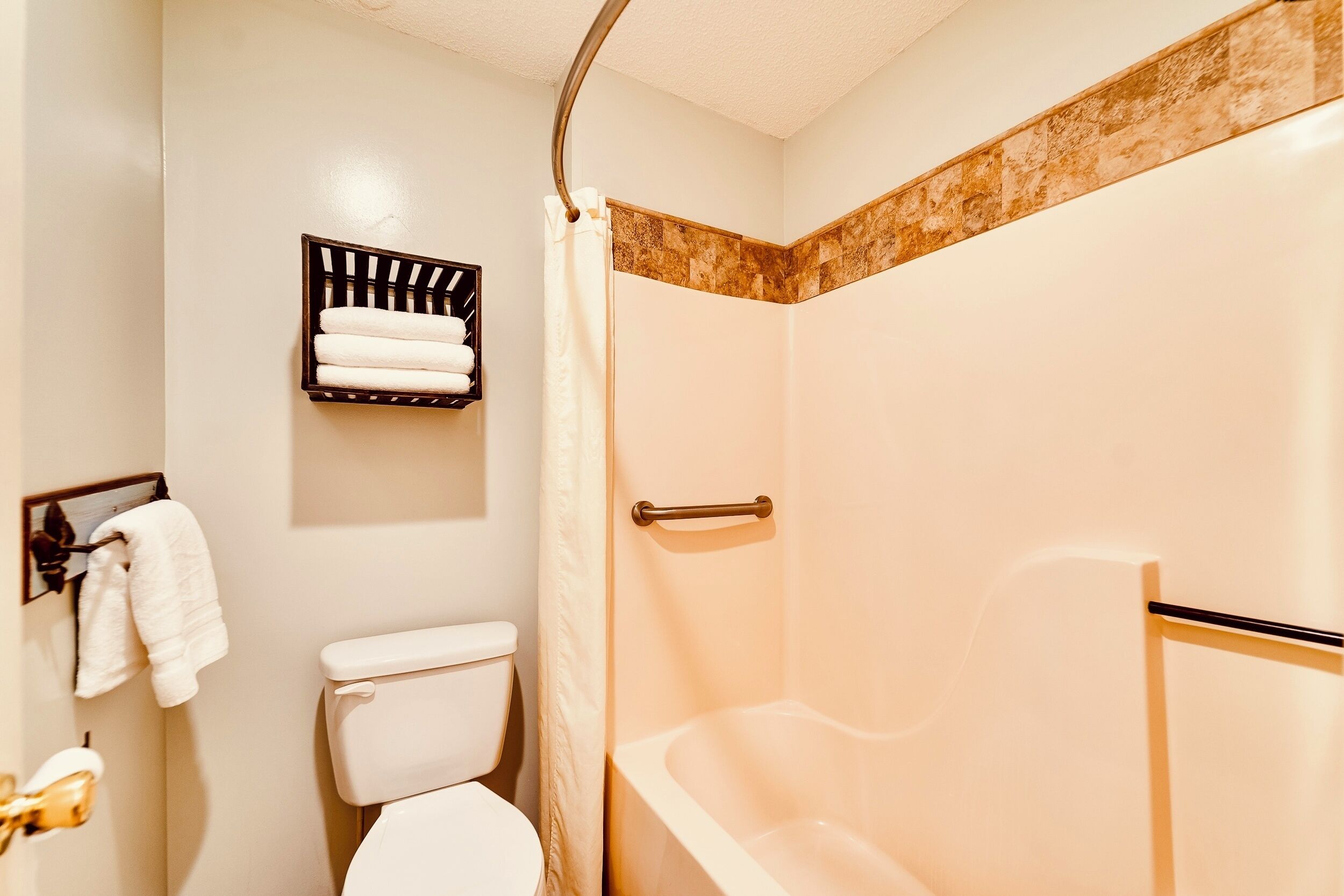 Chambre Classique, 2 grands lits, non-fumeurs | Salle de bain | Ensemble douche/baignoire, articles de toilette gratuits