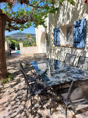Outdoor dining - Haven of peace in a villa with pool (Antibes)