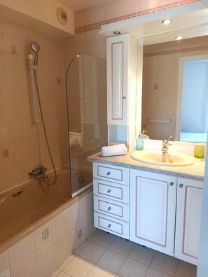 Hair dryer, towels, soap, toilet paper - Haven of peace in a villa with pool (Antibes)