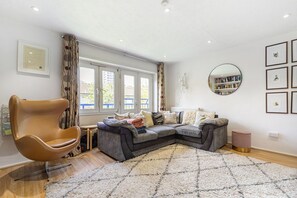 TV, fireplace - GuestReady - Charming London Flat with Balcony (London)