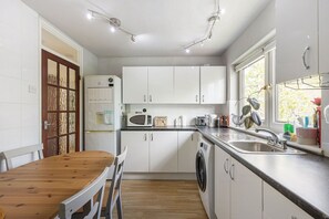 Fridge, microwave, oven, coffee/tea maker - GuestReady - Charming London Flat with Balcony (London)