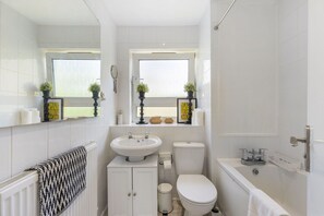 Shower, hair dryer, towels - GuestReady - Charming London Flat with Balcony (London)