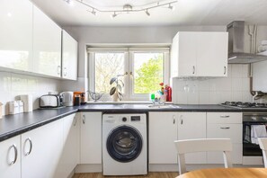 Fridge, microwave, oven, coffee/tea maker - GuestReady - Charming London Flat with Balcony (London)