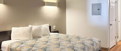 Tabla de planchar con plancha, wifi gratis y ropa de cama