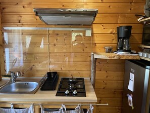 Cafetière-théière, réfrigérateur, four à micro-ondes, surface de cuisson