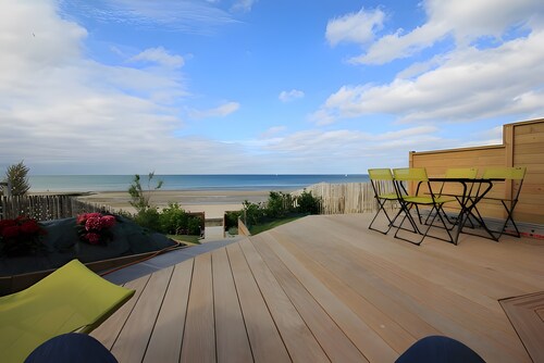 Seaside House on the Dike Facing the Sea – Côte de Nacre