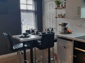 Dining - Modern Apartment - Sleeps 4 - Centrally Located (Lanark)