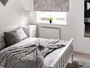 2 bedrooms, iron/ironing board, free WiFi, bed sheets - Modern Apartment - Sleeps 4 - Centrally Located (Lanark)