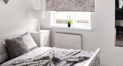 Modern Apartment - Sleeps 4 - Centrally Located