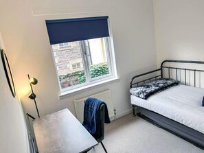2 bedrooms, iron/ironing board, free WiFi, bed sheets - Modern Apartment - Sleeps 4 - Centrally Located (Lanark)