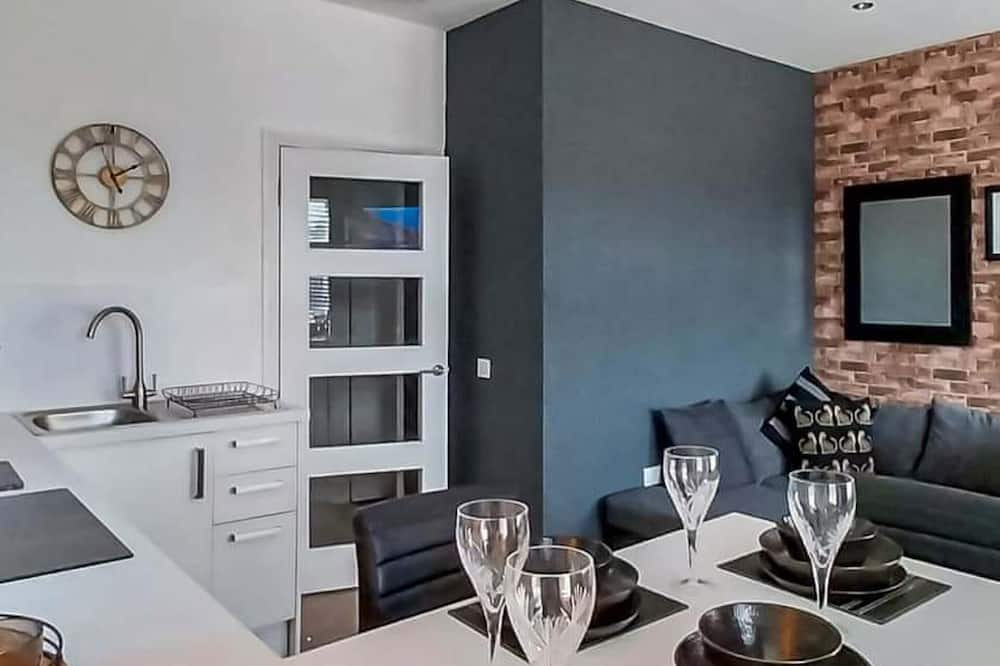 Modern Apartment - Sleeps 4 - Centrally Located - Carnwath