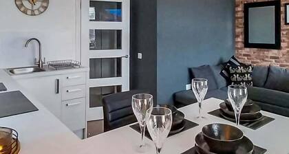 Modern Apartment - Sleeps 4 - Centrally Located