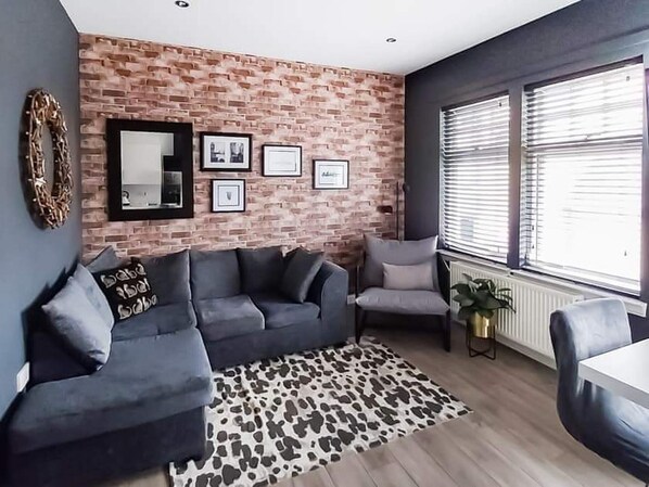 Living area - Modern Apartment - Sleeps 4 - Centrally Located (Lanark)