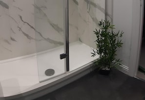 Shower, hair dryer, towels - Modern Apartment - Sleeps 4 - Centrally Located (Lanark)